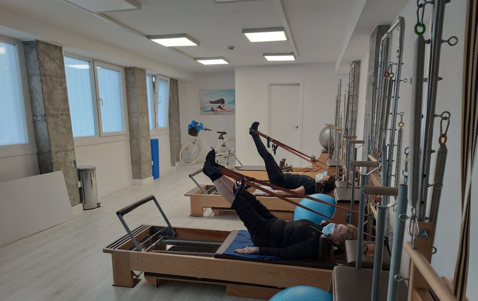 Clase de Pilates en los reformers del estudio de Amara, en Donostia