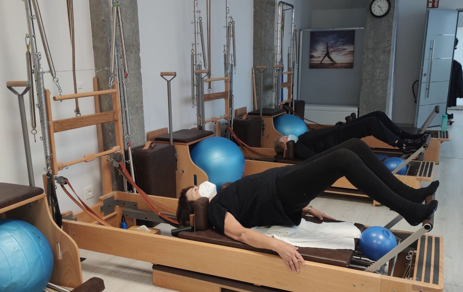 Alumnas trabajando en los Reformer con torre del estudio de Pilates en Amara, Donostia